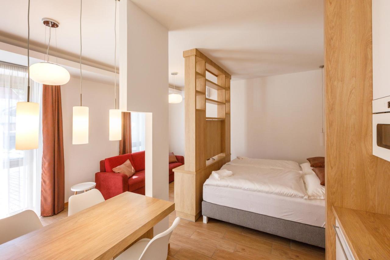 La Bella Centrum Apartmanok Piros/Sarga เฮวิซ ภายนอก รูปภาพ