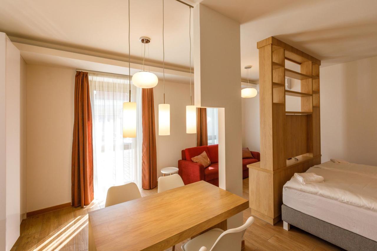 La Bella Centrum Apartmanok Piros/Sarga เฮวิซ ภายนอก รูปภาพ